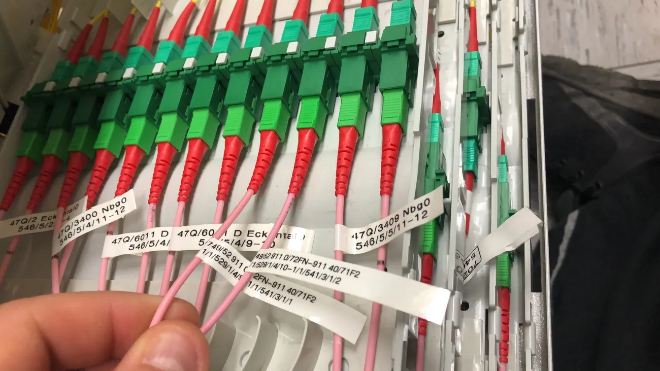 I-M-B, beschriftete Kabel angeschlossen